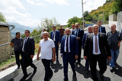 Пашинян совершил внеплановые остановки в нескольких населенных пунктах во время визита в Тавушскую область
