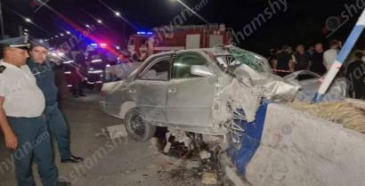 В Армавире 23-летний водитель «Toyota Camry» врезался в бетонное ограждение и погиб на месте