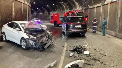 Крупное ДТП в Ереване: в туннеле у ресторана «Белладжио» столкнулись два автомобиля