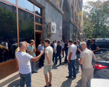 Группа водителей провела акцию протеста перед зданием Комитета госдоходов Армении