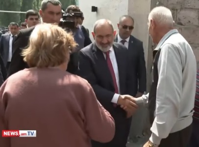 Լավ ա ժողովուրդ ջան, լավ ա. Փաշինյանին «Գլորիա» կարի ֆաբրիկայում դիմավորեցին ծափողջույներով. տեսանյութ