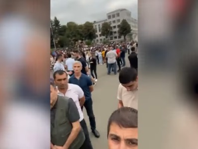 Արցախցիները հավաքվել էին Վերածննդի հրապարակում. Արայիկ Հարությունյանը 21.00–ին ԱԺ նիստ է հրավիրել. Տիգրան Պետրոսյան