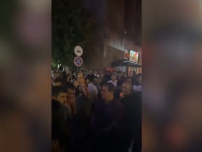 Акция протеста граждан у здания посольства России в Армении продолжается