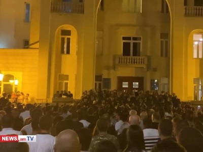 Перед зданием парламента Арцаха напряженная ситуация