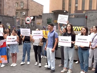 Акция перед посольством РФ в Ереване: Верните похищенных Азербайджаном парней!