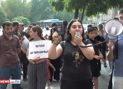 Арцахцы провели акцию протеста у здания правительства