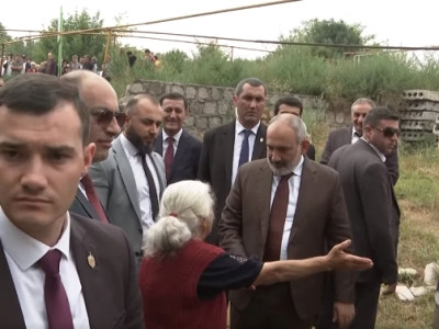 «Հլա մտիկ արա, էն տունը ո՞վ սարքեց, էդ քո շնորհքն ա». Գյուլագարակցի կինը Փաշինյանից խնդրեց բաղնիքն էլ սարքել