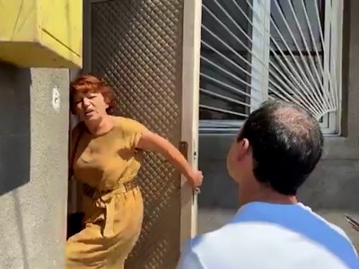Жительница ереванского района Ачапняк захлопнула дверь перед лицом кандидата в мэры Еревана от правящей партии