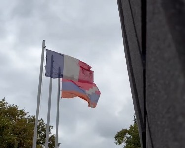 В Степанакерте вывесили флаг Франции