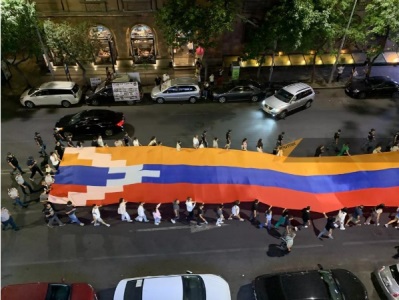 В центре Еревана появился огромный флаг Арцаха