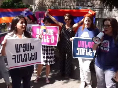 Члены женской инициативы присоединились к акции у ЦИК Армении