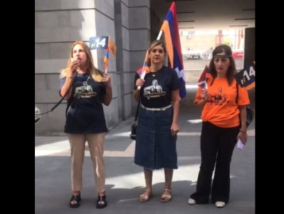 Женщины-члены блока «Мать Армения» провели акцию протеста перед зданием Минобразования