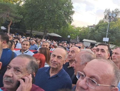 Роберт Кочарян со сторонниками участвует в митинге оппозиции на площади Свободы в Ереване