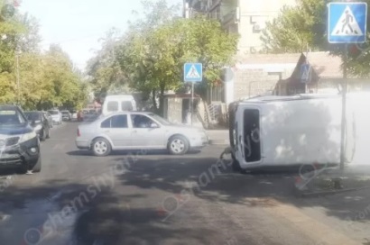 Երևանում․ բախվել են Kia Sorento-ն ու «ՎԱԶ-2121»-ը․ վերջինս կողաշրջվել և հայտնվել է հետիոտնի անցման վայրում