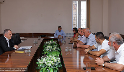 Արցախի պետնախարար Սամվել Շահրամանյանը հանդիպել է ԱԺ խմբակցությունների հետ