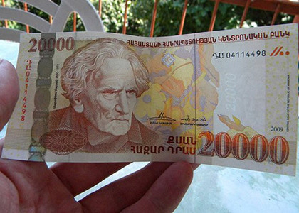 Մասիսում 18-ամյա տղան առցանց խանութից գնված հուշանմուշ թղթադրամ է տվել խանութի աշխատակցուհուն՝ խնդրելով մանրել այն