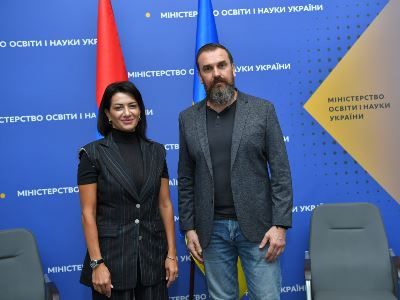 Супруга премьер-министра Армении подарила украинским школьникам 1050 гаджетов