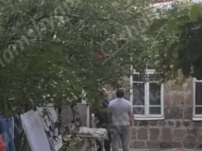 В Ширакской области 10-летний мальчик поднялся на крышу дома и угрожал броситься вниз