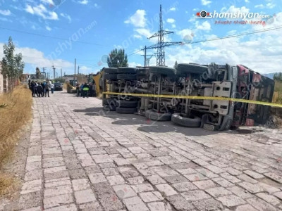 В Армении опрокинулся грузовик с асфальтом