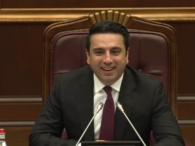 «Էկրանները նոր են, դեռ հունի մեջ չեն մտել. Չէ, նախկիններին պետք չի բերել». Ալեն Սիմոնյանի հումորները՝ ԱԺ-ում