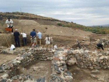 Մեծամոր հնավայրում պեղումներ են, արդեն տեսանելի են դամբարանի զրահի քարերը