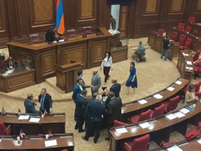 Փաշինյանի ելույթից հետո ընդդիմադիր եւ իշխանական պատգամավորները «հաշիվ են պարզում»