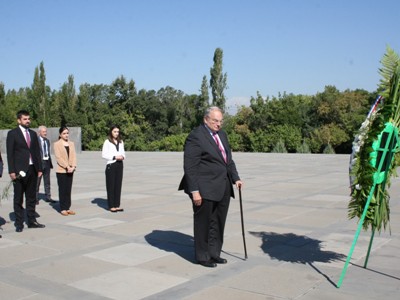 France delegation visits Armenian Genocide Memorial in Yerevan