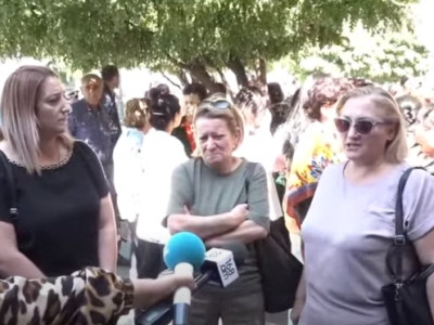 Учителя вновь организовали акцию протеста: на этот раз они собрались у здания Правительства Армении