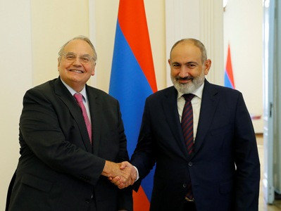 Премьер-министр РА принял председателя Комиссии НС Франции по внешним отношениям