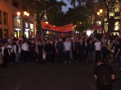 Участники итогового митинга блока «Мать Армения» проводят шествие в центре Еревана