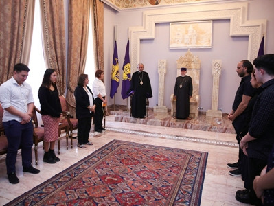 Գարեգին Բ-ն ընդունել է Բուենոս Այրեսի ՀԲԸՄ «Մարի Մանուկյան» վարժարանի սաներին