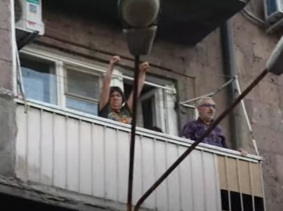 Քաղաքացիները պատուհաններից իրենց դժգոհության ժեստն են հայտնում ՔՊ-ի քայլերթին