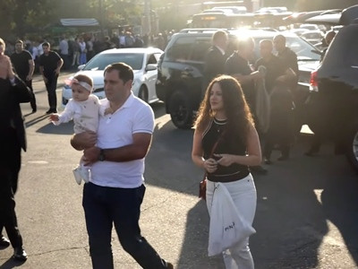 «Ես այստեղ հարցազրույցի չեմ եկել, կներեք». Պապիկյանը քարոզարշավին միացավ կնոջ եւ մանկահասակ դստեր հետ