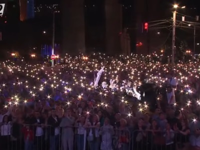 Փաշինյանն առաջարկեց ՔՊ-ի հանրահավաքն ավարտել միասին երգելով. «Գաղափար կա դա ուղեկցել բջջային հեռախոսների  լույսերով»