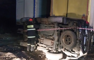 Возле рынка села Арени Lexus перевернулся и столкнулся с грузовиком Mercedes-Benz с прицепом: Есть пострадавший