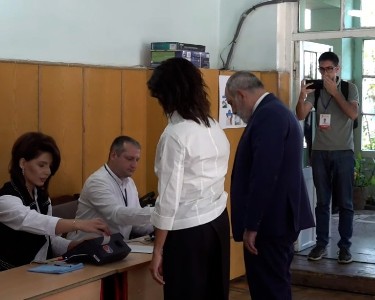 Премьер-министр Армении прибыл на голосование с супругой Анной Акопян