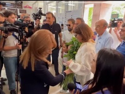 Кандидата в градоначальники от правящей партии и его супругу на избирательном участке встретили с цветами