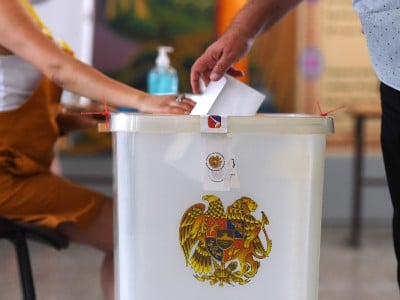 Провальная явка: За 3 часа до завершения голосования в выборах в Ереване приняли участие лишь 21,36% избирателей