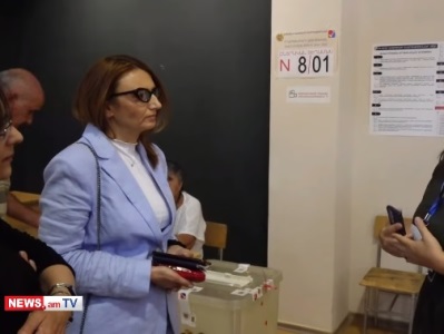 В Ереване избиратель обнаружила в списке имя ее умершего отца