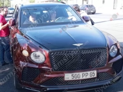 Երեւանում Bentley-ով վթարի է ենթարկվել հայտնի գործարարներից մեկի ազգականը. Shamshyan.com