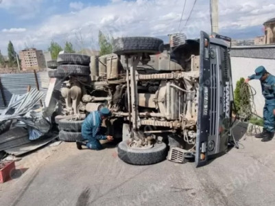 Աբովան-Երևան սահմանագծին ավազով բարձված КАМАЗ-ը բախվել է բետոնե սյուներին և կողաշրջվել․ կա վիրավոր