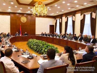 The President of Republic of Artsakh Samvel Shahramanyan presented newly appointed State Minister
