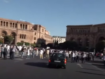 В Ереване граждане собираются у здания правительства – члены правительства отгородились полицейскими