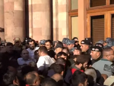 Между участниками акции протеста у здания правительства и полицией произошла потасовка