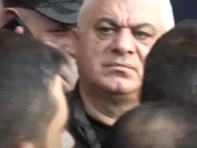 Начальник полиции Армении находится у здания правительства