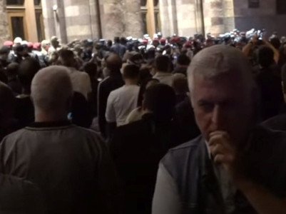 Ситуация у здания Правительства напряженная, Полиция применяет светошумовые гранаты
