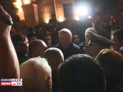 Протестующие пытаются установить палатки на площади Республики в Ереване: полицейские не разрешают