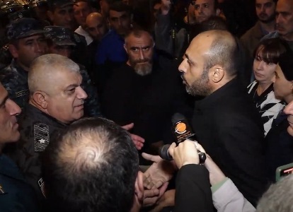 Стычка между полицейским и отцом погибшего солдата – акция протеста в центре Еревана продолжается