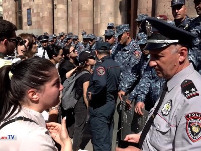 Протестующий – полицейскому: Снимите погоны, бросьте их на землю и присоединяйтесь к народу