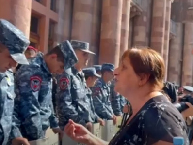 Участница акции протеста обратилась к полицейским: Будьте рядом с народом, надо свергнуть эту власть